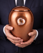 Grote kristal urn glas oranjebruin met hart (3,8 liter)