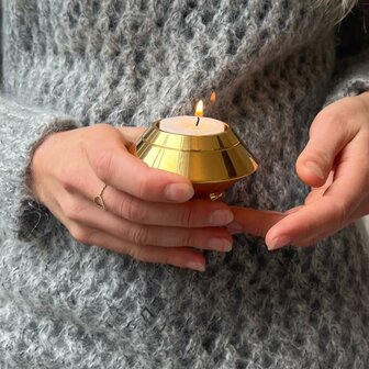 urn in hand waxinelicht