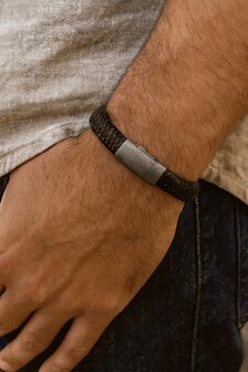 As Armband gevlochten leder zwart met ruw geborsteld zilver 925