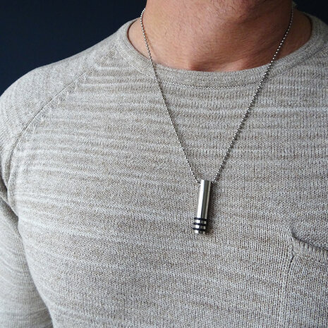 Ashanger buis zilverkleurig met rubber zwart incl. ketting