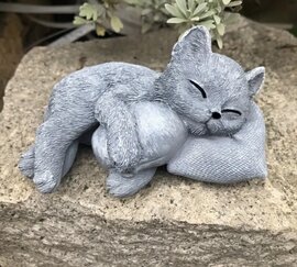 Urn slapend katje lichtgrijs/wit (0,12L)