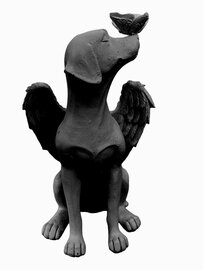 Beeldje hond met vlinder (zwart)